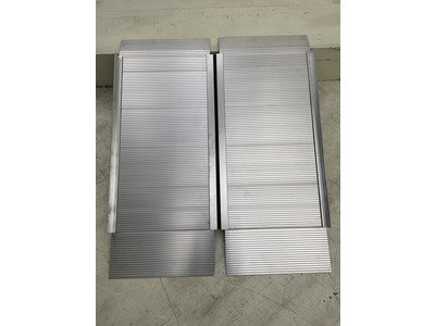 Rampe d’accès en aluminium 400 kg – 900 x 760 mm – largeur utile 730 mm - Pliable MW Tools