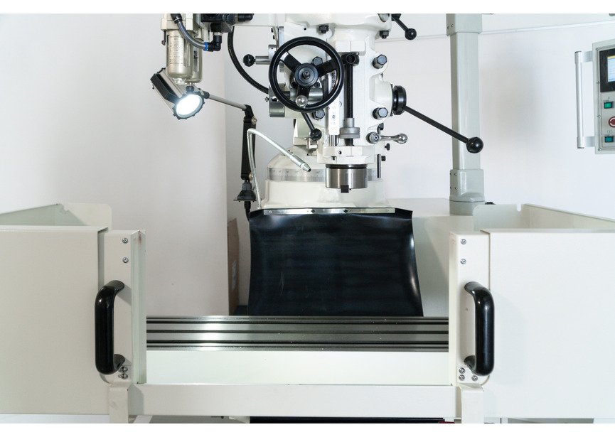 Fraiseuse à tourelle Teach-in - X 670 mm Y 310 mm Z 315 mm - avec servomoteurs PLC et HMI - 2,2 kW 400 V MW-Tech - 21